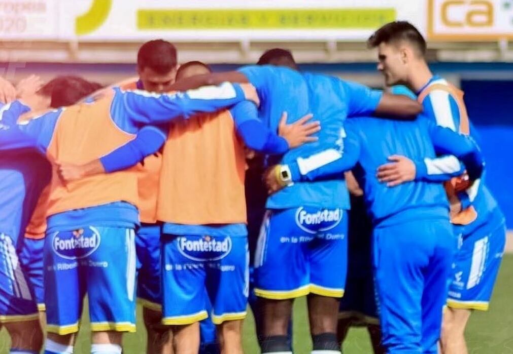 Los jugadores de la Arandina hacen piña durante un calentamiento.