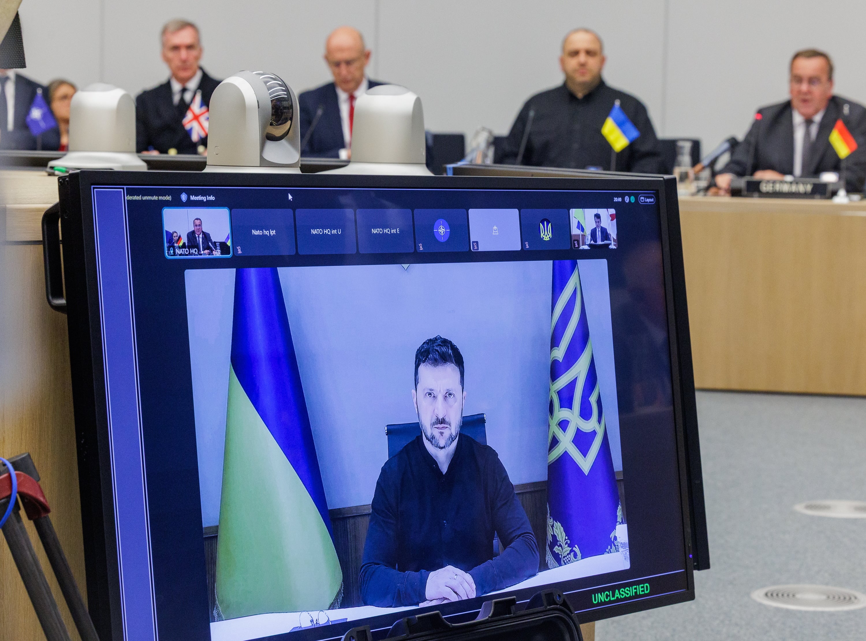 Volodimir Zelenski interviene por videoconferencia en una reunión previa a un encuentro de ministros de países de la OTAN a principios de junio