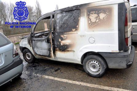 Imagen de uno de los vehículos incendiados