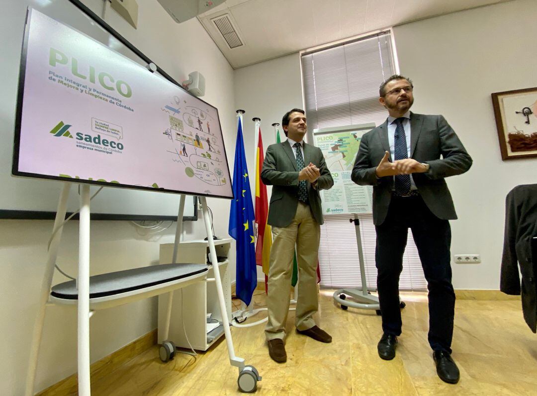 El alcalde de Córdoba, José María Bellido, junto al delegado de Medio Ambiente y presidente de SADECO, David Dorado, en la presentación del balance del plan PLICO de la empresa municipal