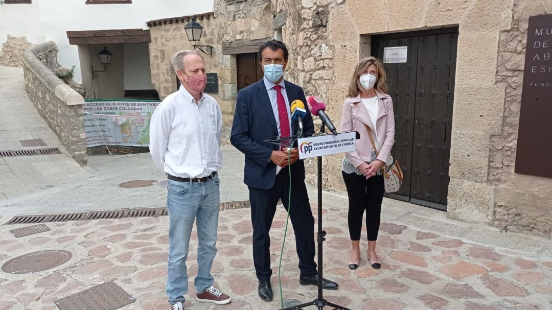 Buendía, en el centro, entre Cañizares y Cristina López