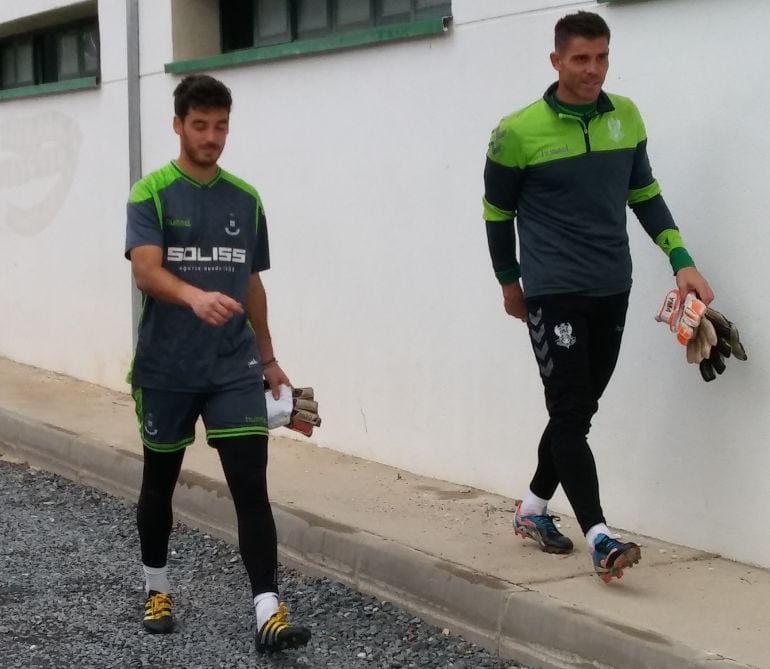 Pablo Alcolea (izquierda) regresando de un entrenamiento junto a su compañero de portería Manolo