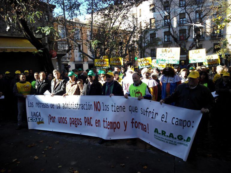 La protesta ha sido frente a la sede de la consejería de Desarrollo Rural, en la plaza San Pedro Nolasco de Zaragoza