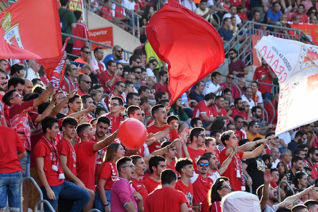 La afición del Real Murcia disfruta de una victoria en Nueva Condomina