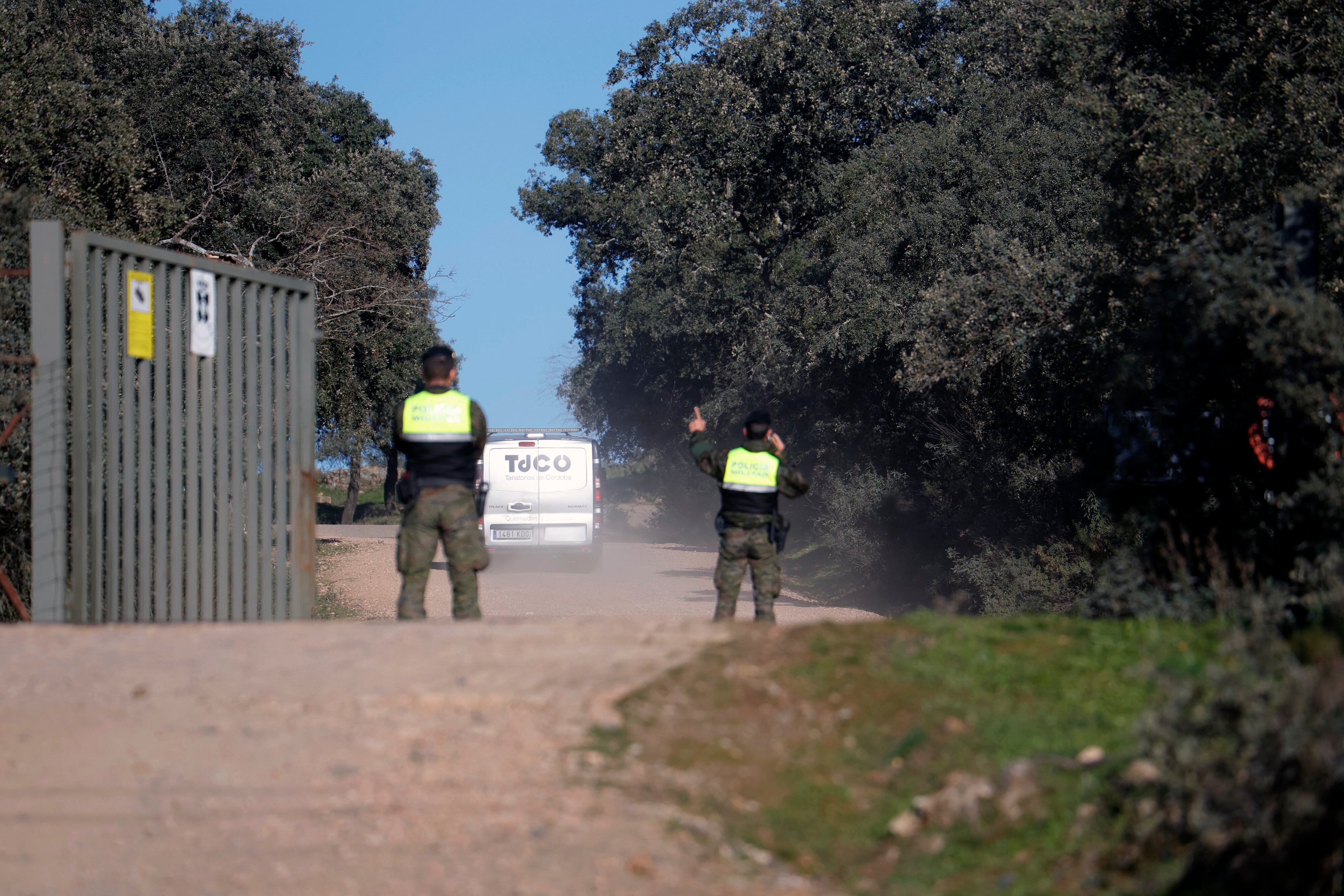 COR02. CÓRDOBA, 21/12/2023.- Un vehículo del tanatorio de Córdoba entra en la base de la Brigada "Guzmán el Bueno" X de Cerro Muriano, tras el hallazgo del cuerpo sin vida de uno de los dos militares desaparecidos durante una maniobras que se estaban llevando a cabo en un embalse de la provincia cordobesa. EFE/Salas