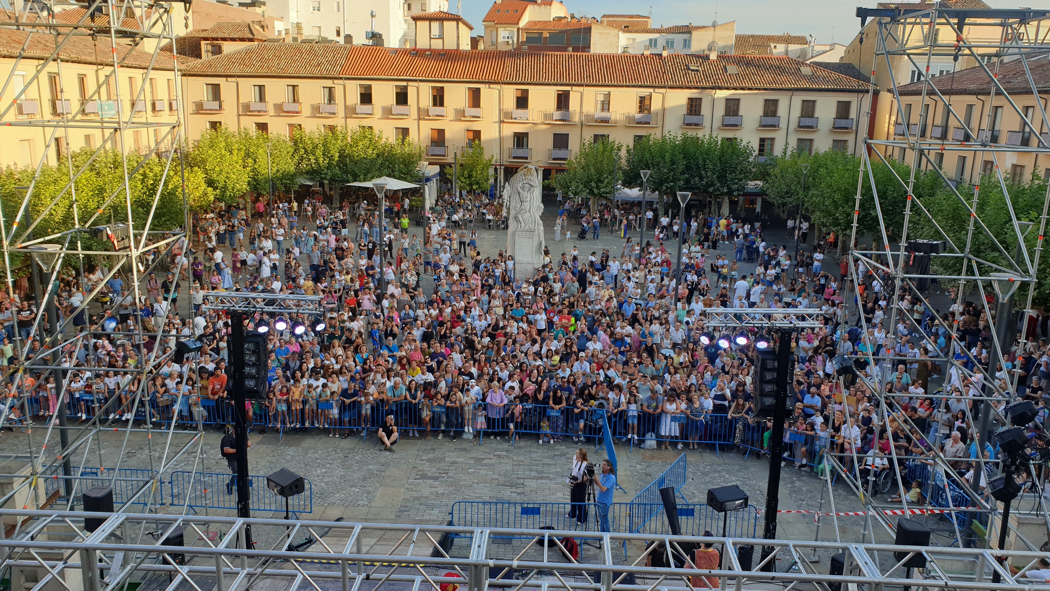 Así lucía la Plaza Mayor durante el primer Pregón Infantil de San Antolín