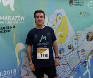 Ante el cartel de la Maratón de Alicante