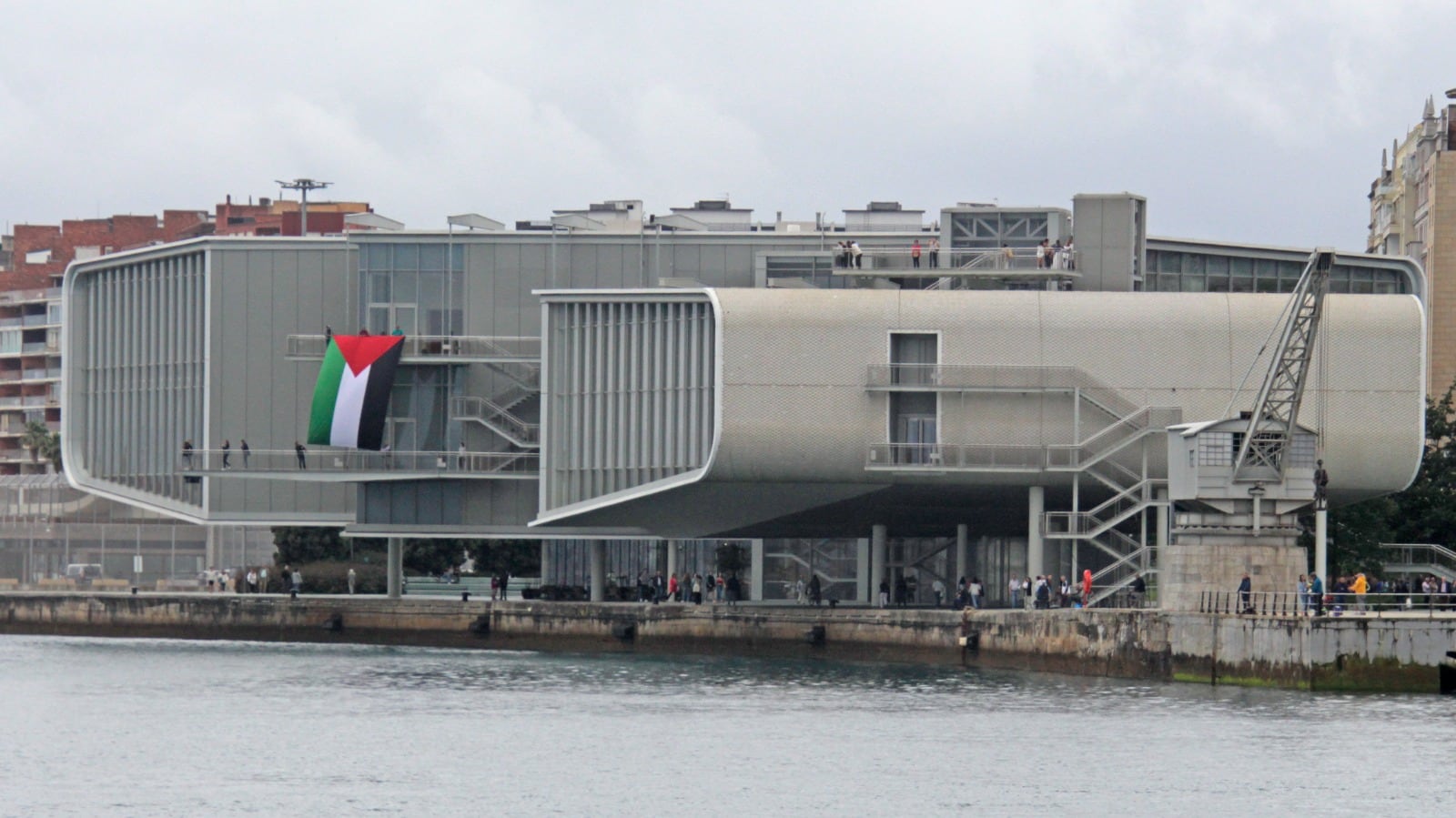 Los activistas desplegaron una gran bandera de Palestina en el Centro Botín