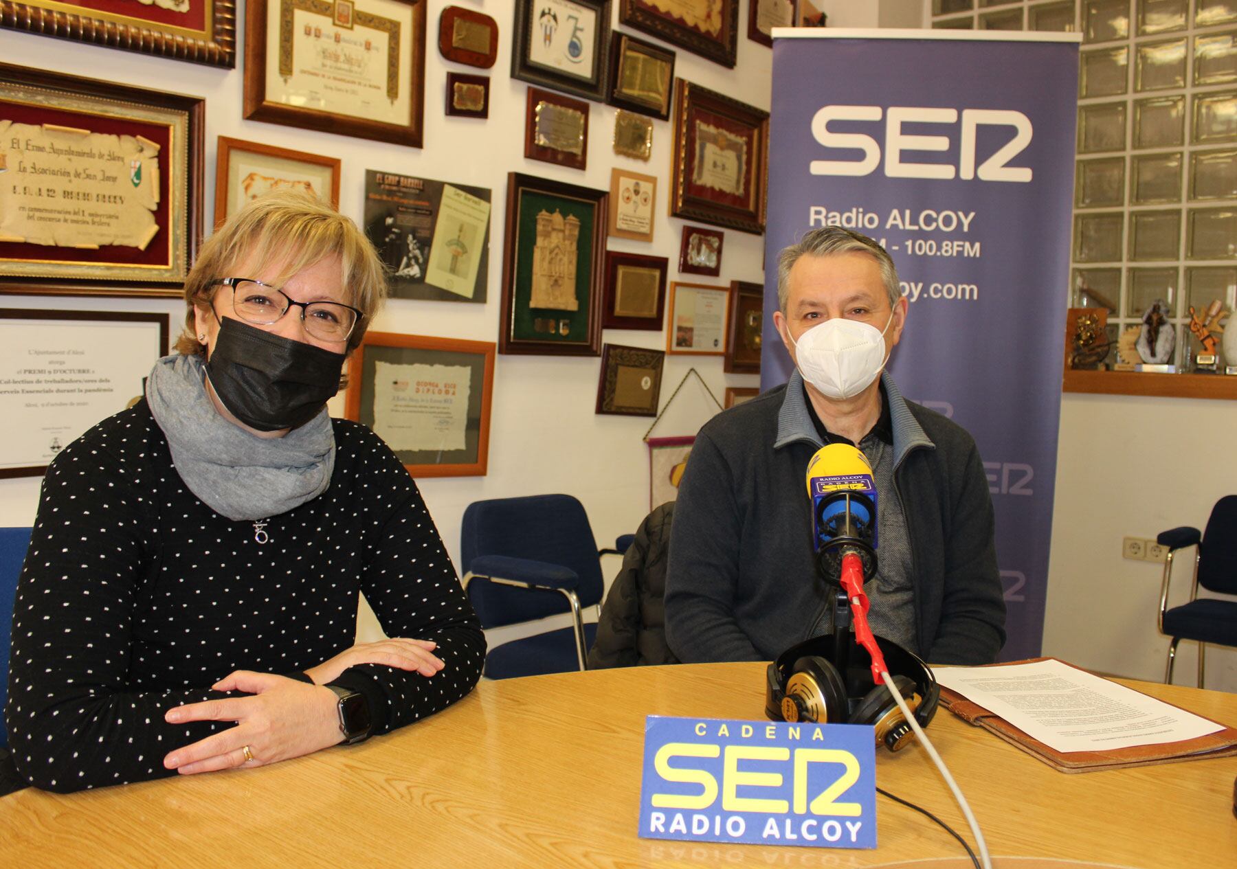 Paqui Javaloyes y Paco Seguí en el estudio central de Radio Alcoy