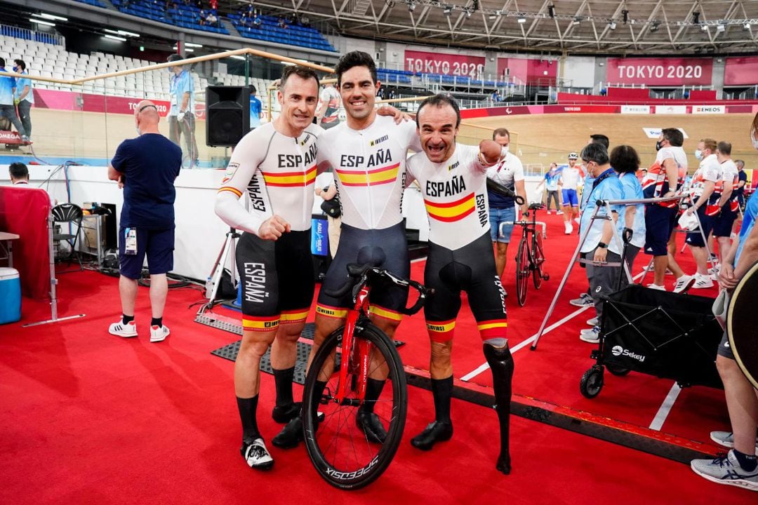 El equipo español de ciclismo en pista formado por el valenciano Ricardo Ten (d), el cordobés Alfonso Cabello (c) y el madrileño Pablo Jaramillo conquistó la medalla de bronce en la prueba de Velocidad por equipos