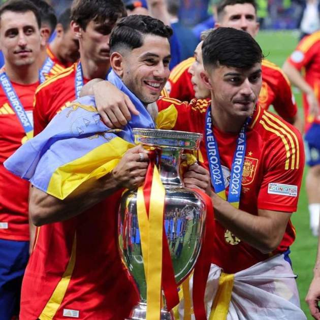 Ayoze Pérez y Pedri posan con el título de la Eurocopa logrado por España el pasado verano.