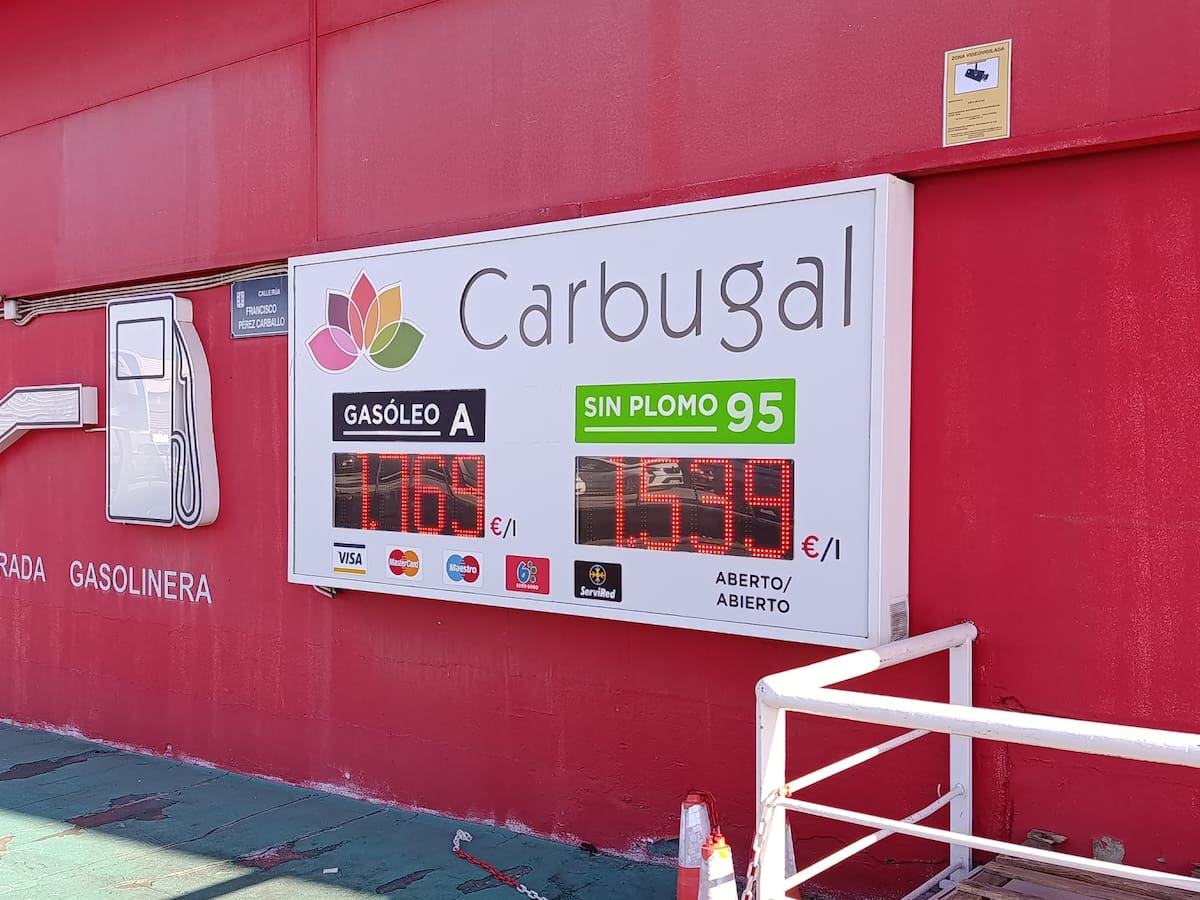 La bajada del precio del combustible vuelve a llenar las gasolineras de A Coruña
