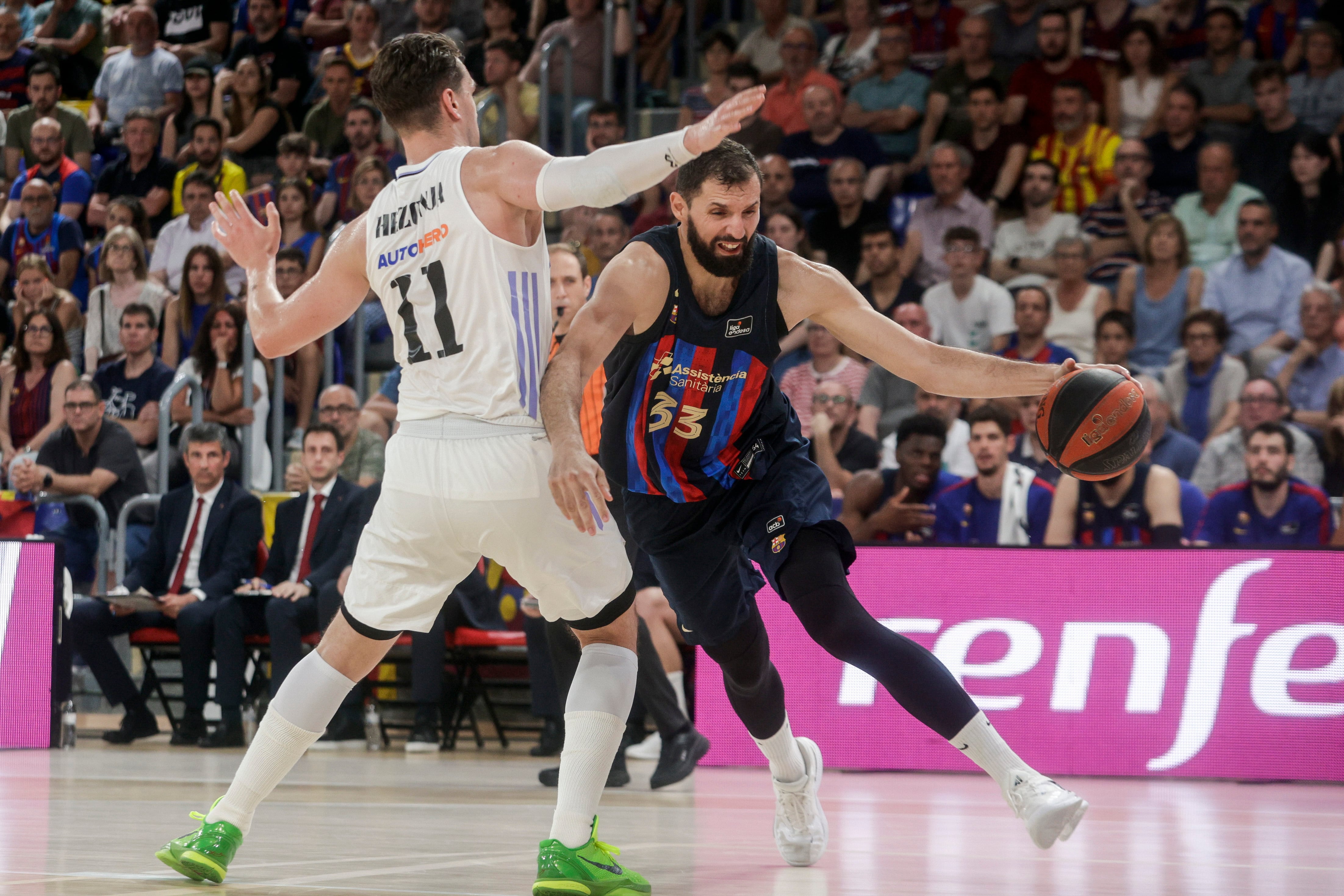 El ala-pívot del Barcelona Nikola Mirotic trata de superar a Mario Hezonjadurante el segundo partido de la final de la Liga Endesa.