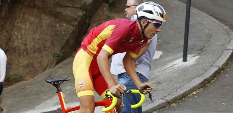 El triatleta español Fernando Alarza, durante el reconocimiento del recorrido de la prueba olímpica de triatlón