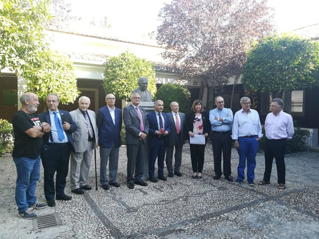 El delegado de Educación de la Junta, Antonio Jesús Castllo (c), visita en el instituto Padre Manjón de Granada