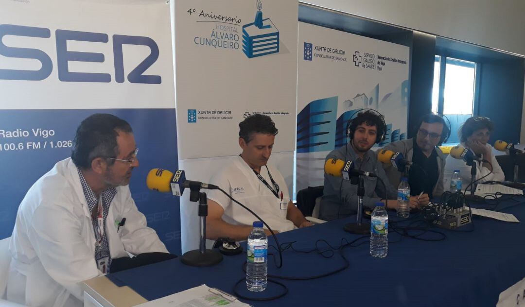 Los doctores Cesareo Conde, Ignacio Chico y Xoan Hermelo durante el programa especial por el cuarto aniversario del hospital Álvaro Cunqueiro.