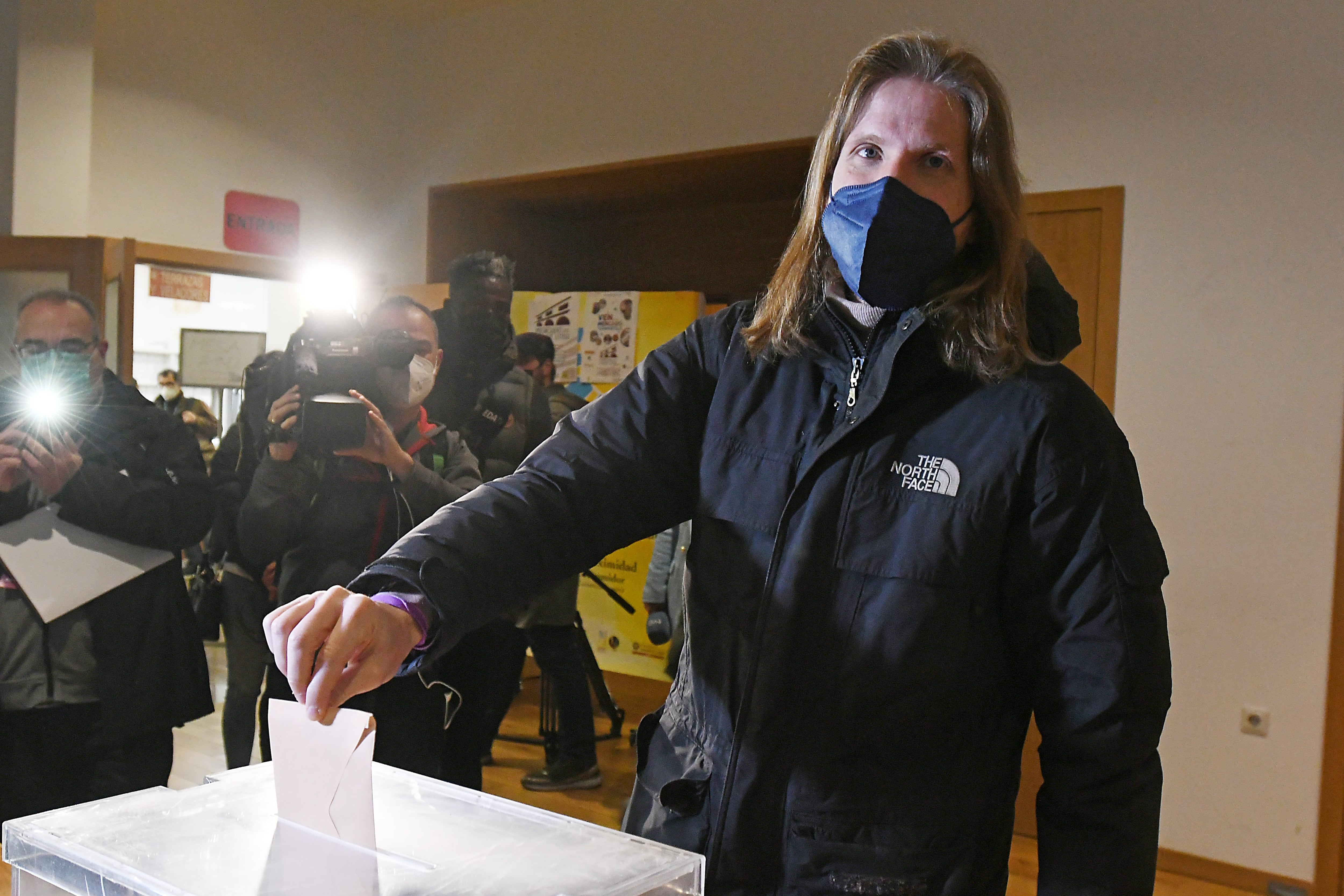 El candidato de Unidas Podemos a la presidencia de Castilla y León, Pablo Fernández, acude a ejercer su derecho al voto en el Colegio Electoral del Ayuntamiento San Marcelo en León. 