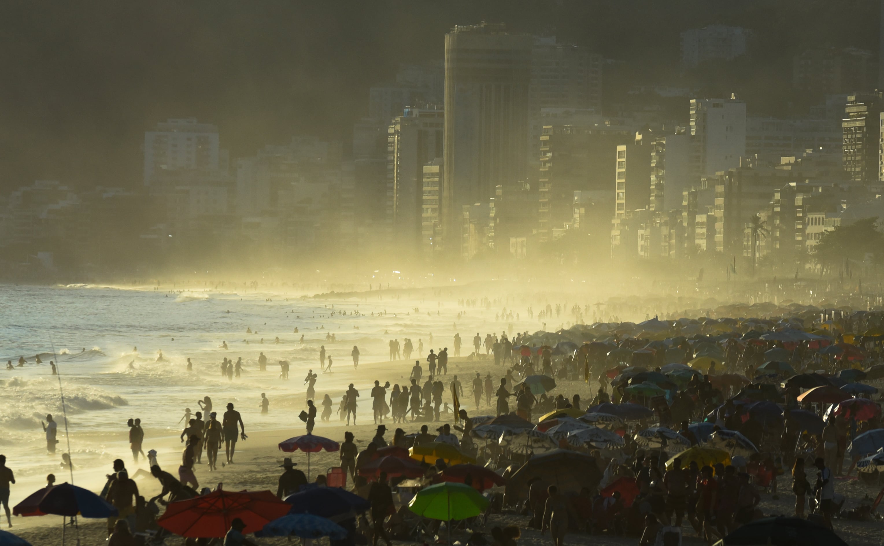 Centenares de personas en la playa de Ipanema, en Rio de Janeiro (Brasil)