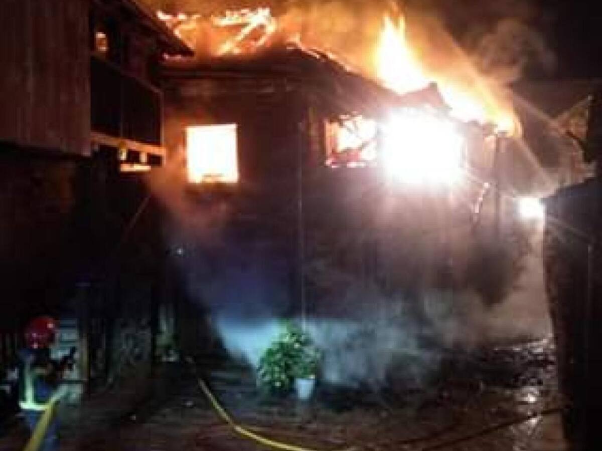 Un incendio en Peñalba pone en riesgo las viviendas y el patrimonio local