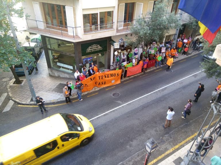 A la concentración frente al edificio del Parlament balear se ha acercado la diputada del Partido Popular, Marga Prohens.