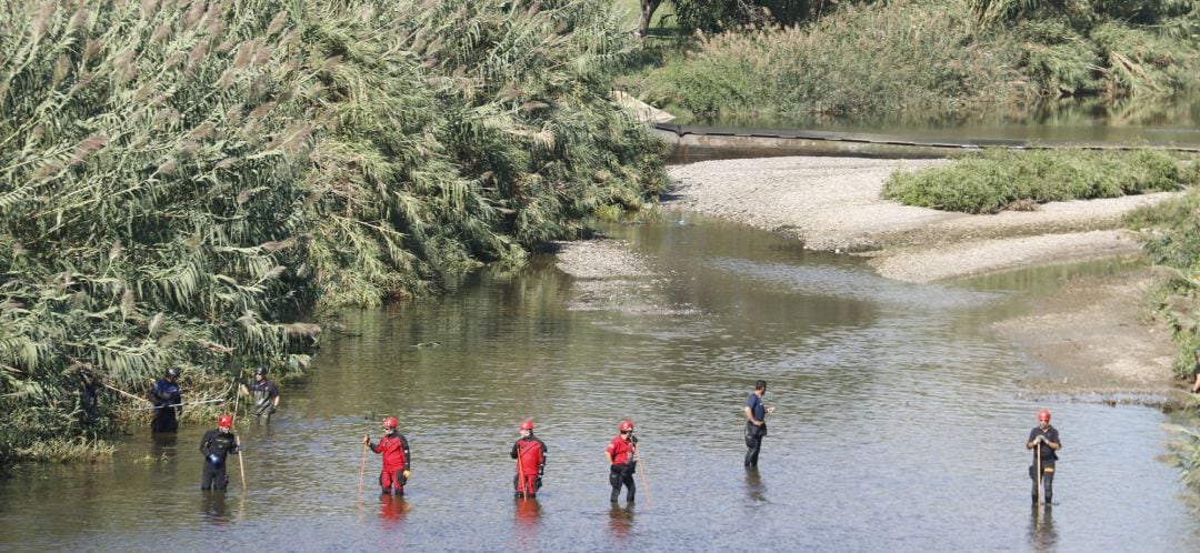 Mossos d&#039;Esquadra i Bombers pentinant el riu Besòs a la recerca del nadó que hauria estat abandonat
