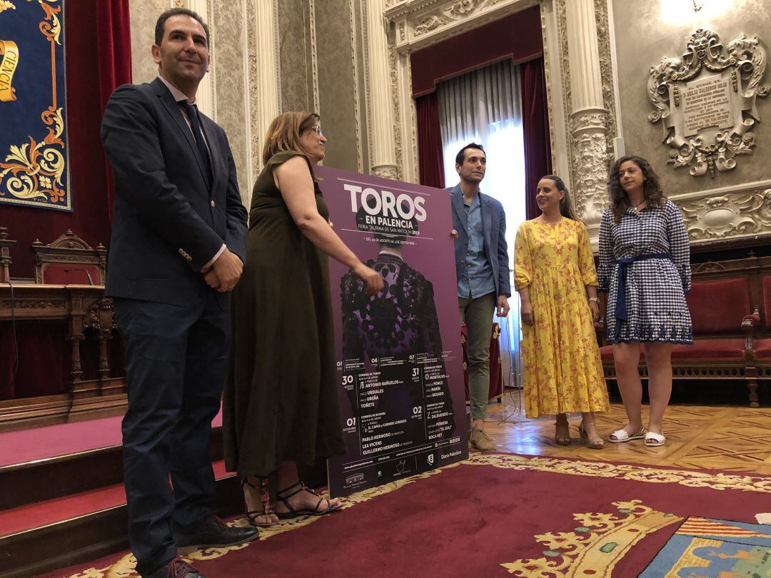 En la presentación de los carteles (de izqda a dcha): el alcalde de Palencia, Mario Simón; la presidenta de la Diputación, Ángeles Armisén; el empresario de la plaza, Manuel Martínez; la concejala de cultura, Laura Lombraña y la diputada de cultura, Carolina Valbuena