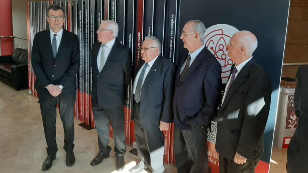 Los exrectores Lozano, Roca, Monreal, Ballesta y Cobacho minutos antes de recibir la medalla de oro de la UMU