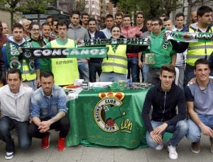 Una de las mesas con voluntarios que recogen aportaciones a la ampliación de capital del Racing de Santander