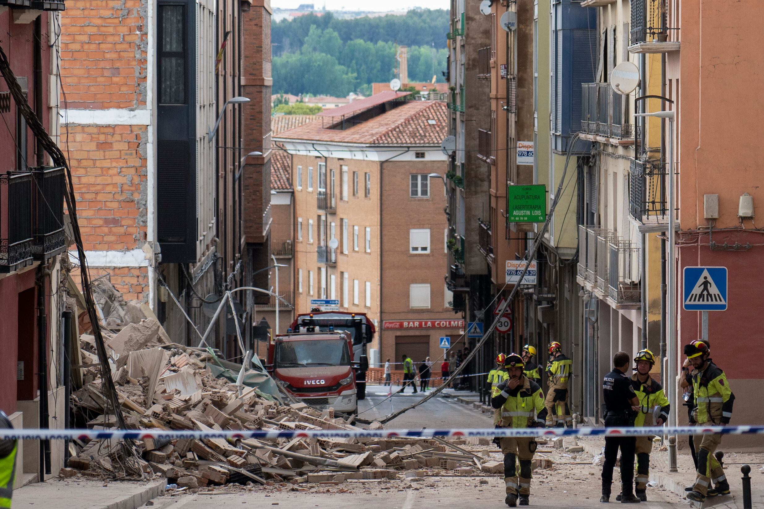 TERUEL, 13/06/2023.- Efectivos del cuerpo de Bomberos junto al edificio de cinco plantas situado en la calle San Francisco del centro de Teruel que se ha derrumbado este martes. EFE/Antonio Garcia
