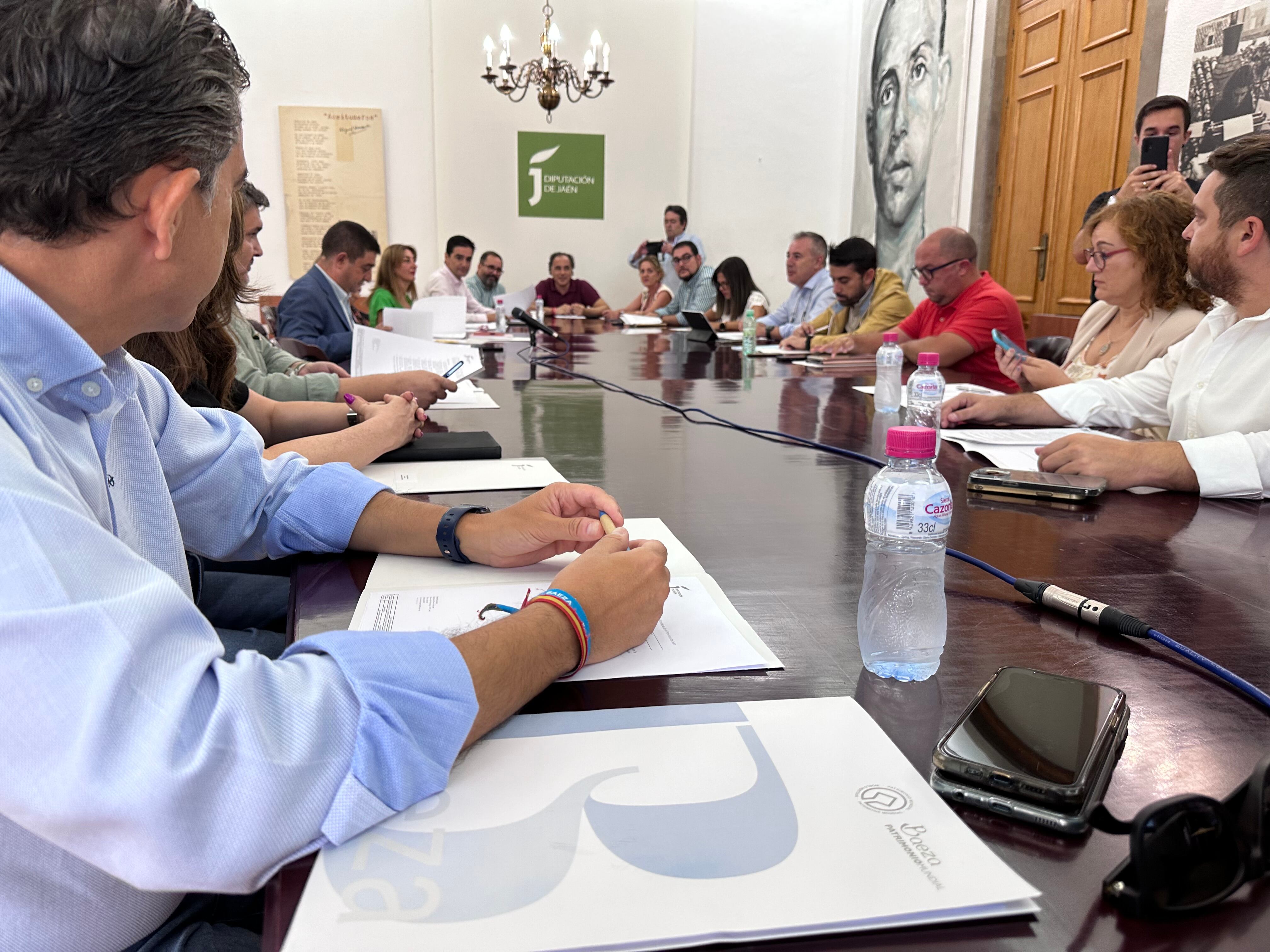 El presidente de la Diputación, Francisco Reyes, preside la celebración de la Junta asesora del Consejo de Alcaldes y Alcaldesas.