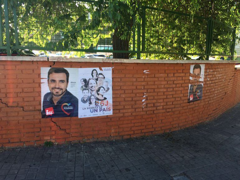 Carteles de Unidos Podemos en una fachada