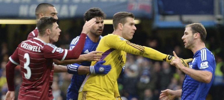 El defensa serbio del Chelsea, Branislav Ivanovic discute con el portero español Adrián San Miguel del West Ham.