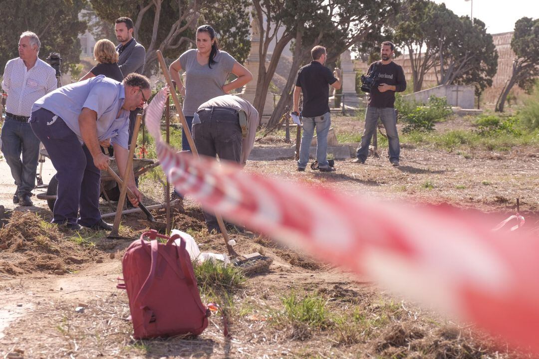 Inicio de las exhumaciones en el cementerio de San José