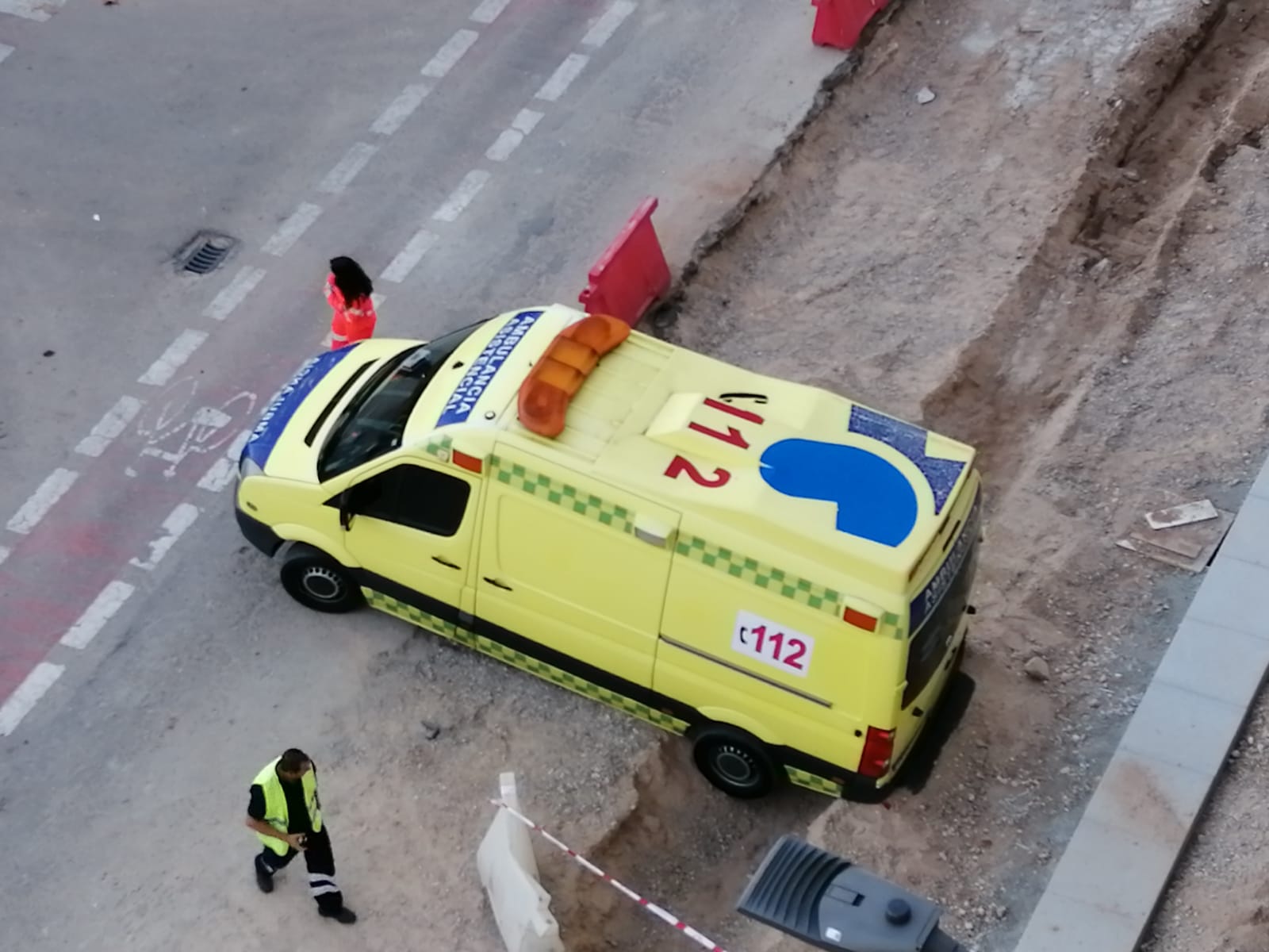 El vehículo quedó atrapado en una zanja
