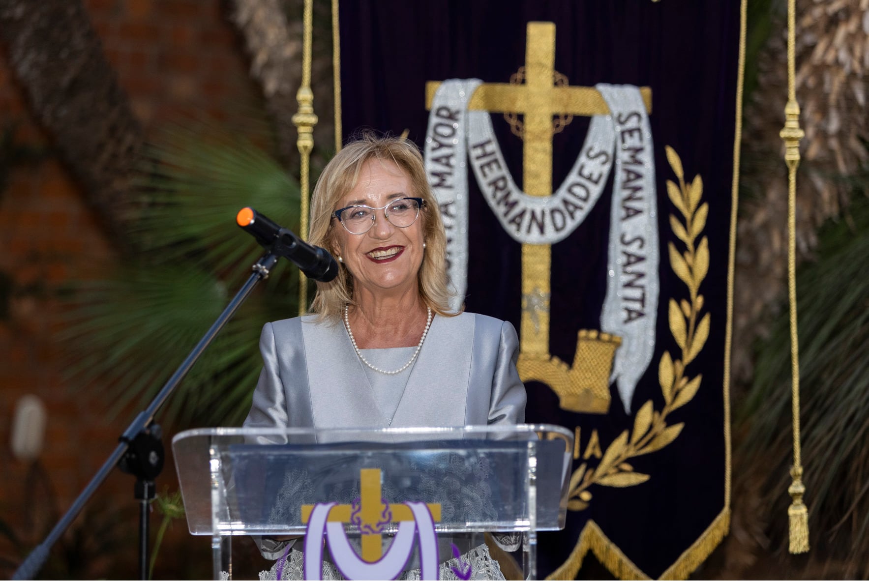 Juana Gregori Romero durante el acto de Petición de la Madrina de la Semana Santa de Gandia 2025.