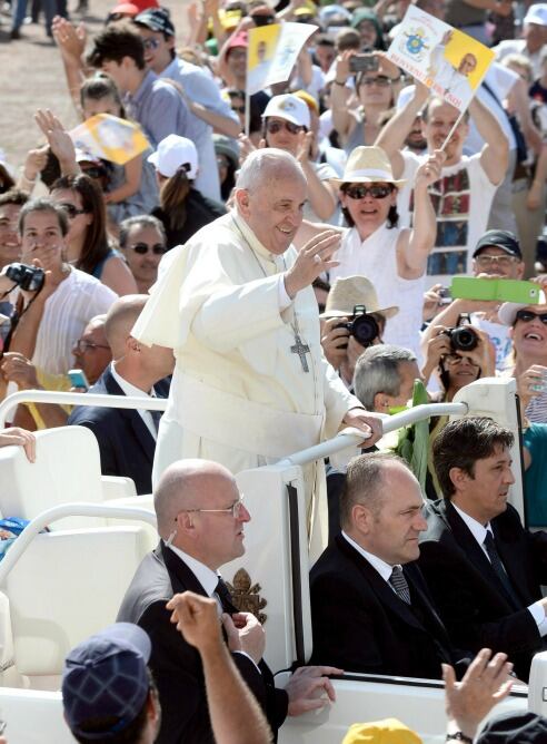 El papa Francisco, en el papamovil, durante su visita a la región de Molise.