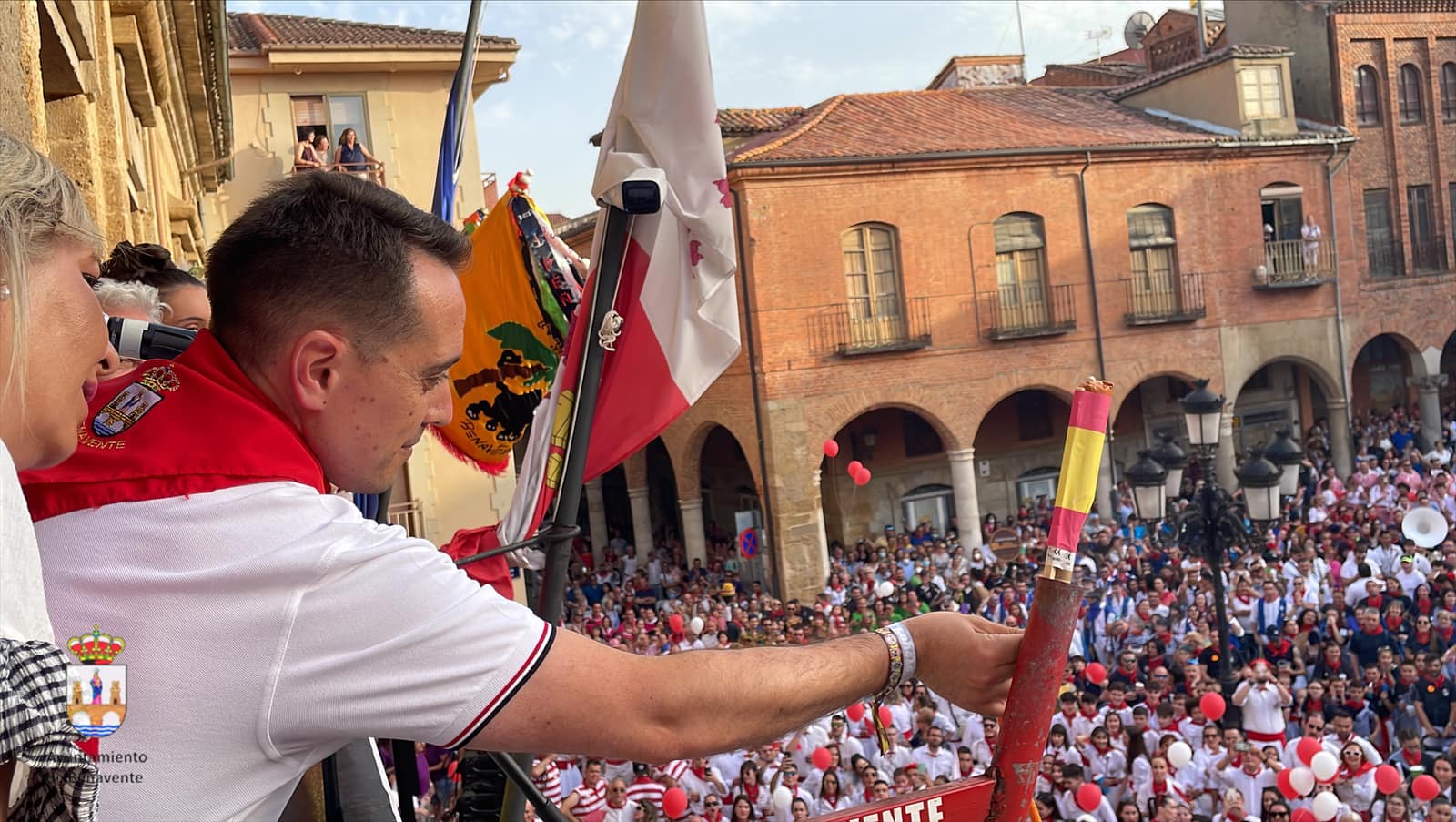 Momento del chupinazo que da inicio a las fiestas