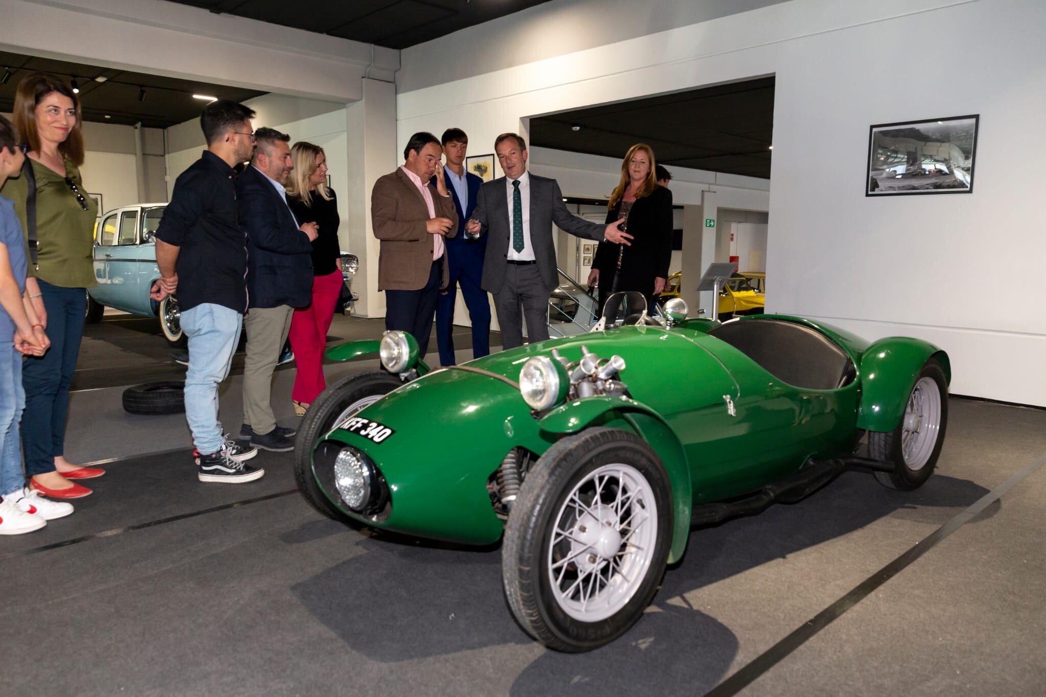 Varios visitantes observan el vehículo del Museo del Motor.