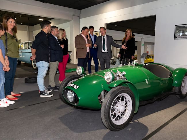 Varios visitantes observan el vehículo del Museo del Motor.