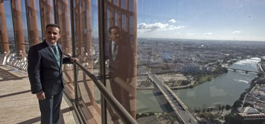 El director territorial de Andalucía Occidental de Caixabank, Rafael Herrador, tras un encuentro informativo organizado con los medios de comunicación desde arriba de la Torre Sevilla, de 108,5 metros de altura