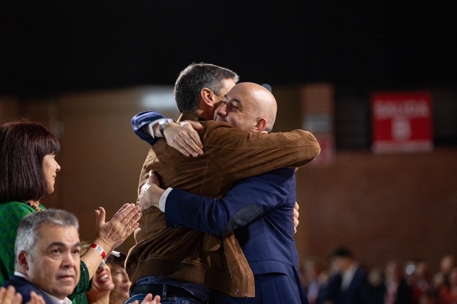 Soler y Sánchez se abrazan durante el congreso