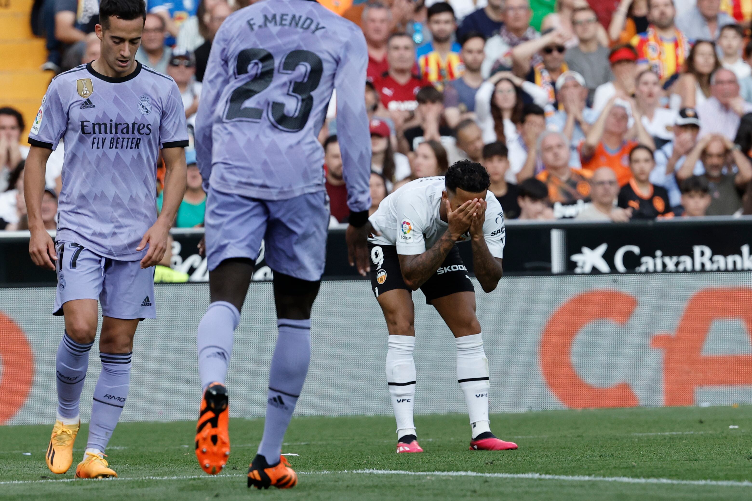 Justin Kluivert, delantero neerlandés del Valencia CF (d) se lamenta por una ocasión perdida durante el partido correspondiente a la jornada 35 de LaLiga Santander, que disputan Valencia CF y Real Madrid CF este domingo en Mestalla (València).