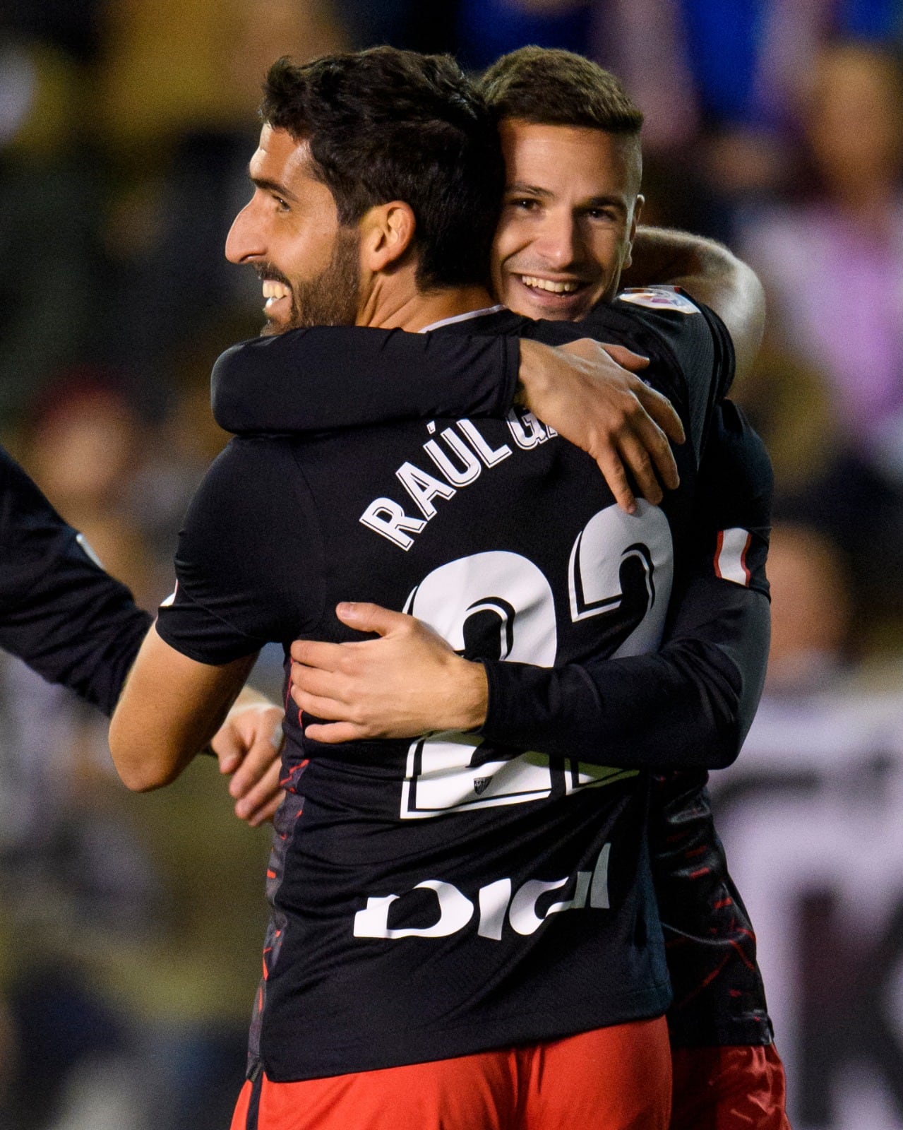 Guruzeta celebra con Raúl García su segundo gol en Burgos