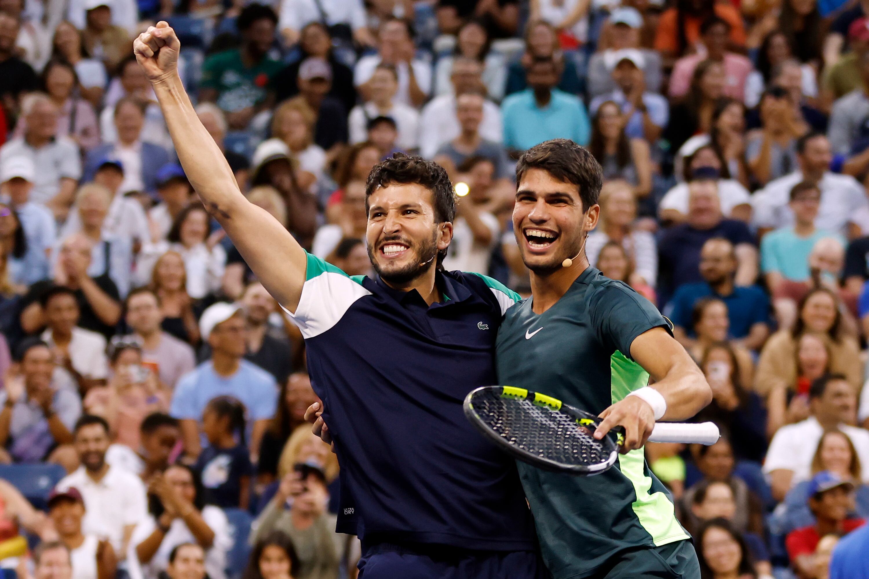 Sebastián Yatra y Carlos Alcaraz, durante  un partido de exhibición en el US Open. (Photo by Sarah Stier/Getty Images)