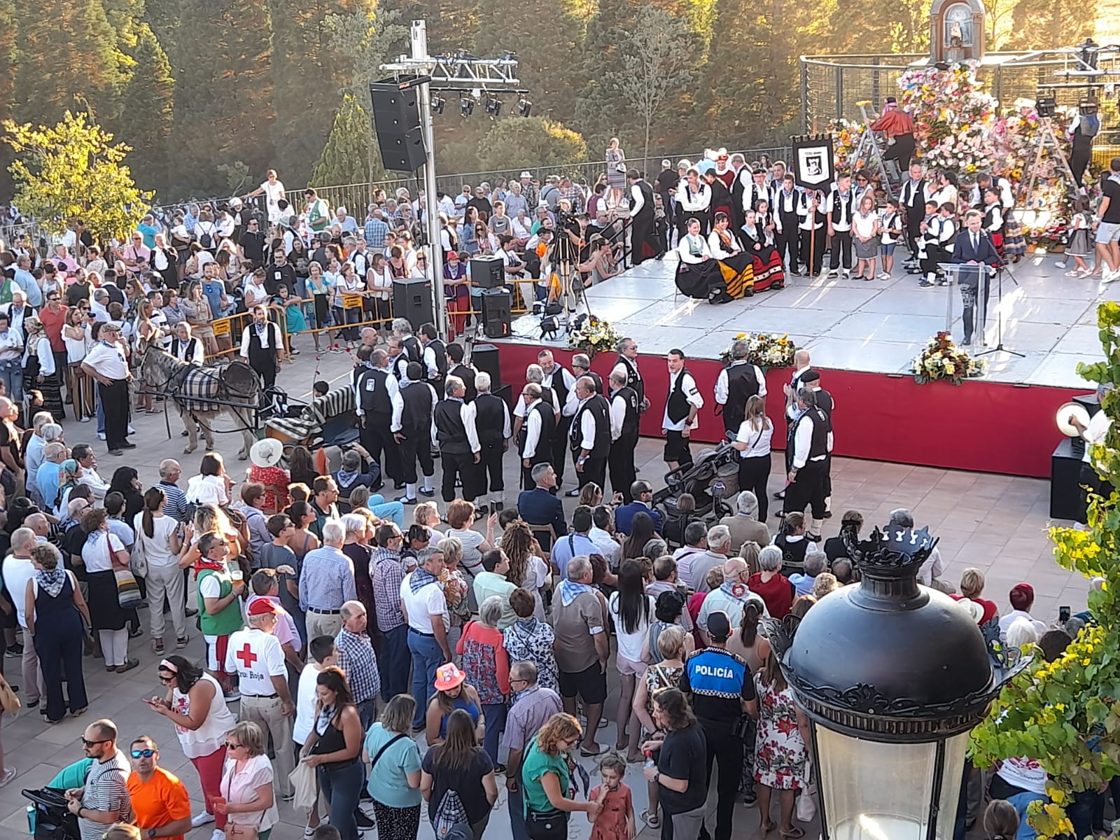 Imagen de archivo de la Peña Tierra Aranda en su ofrenda floral a la Virgen de las Viñas 2022