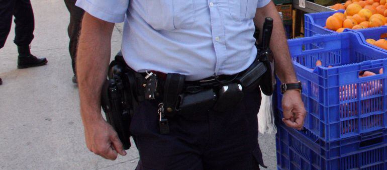 Imatge d'axriu d'un agent dels Mossos d'Esquadra patrullant