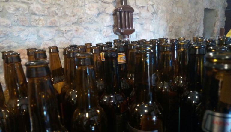 Imatge d&#039;arxiu d&#039;ampolles de cervesa. 