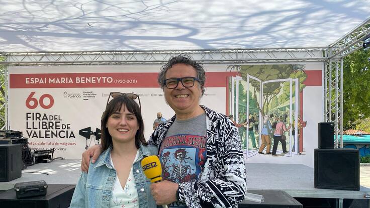 Dos generaciones unidas por la Fira del Llibre de València