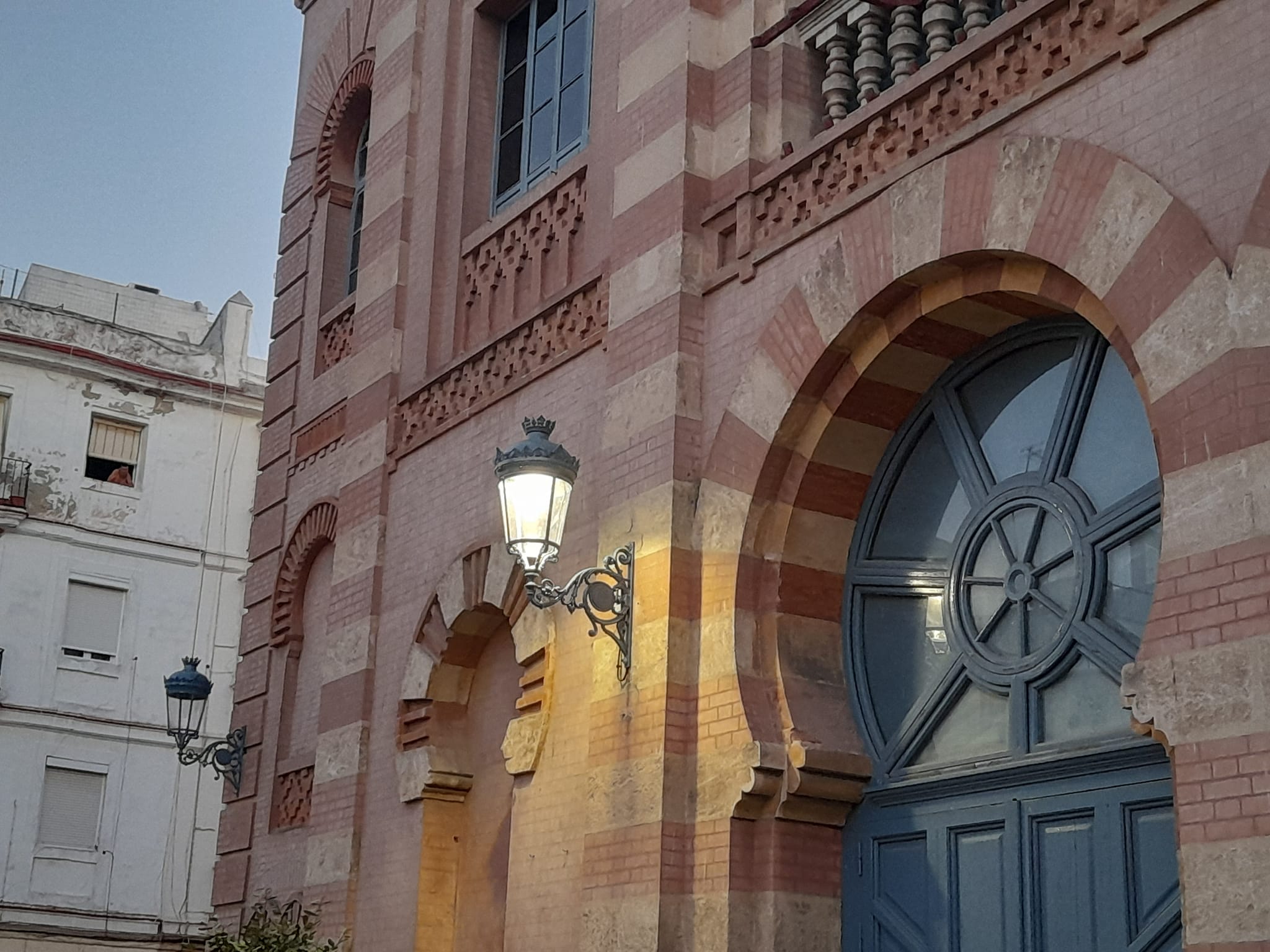 Nuevos faroles de serie colocados en la fachada del Gran Teatro Falla.