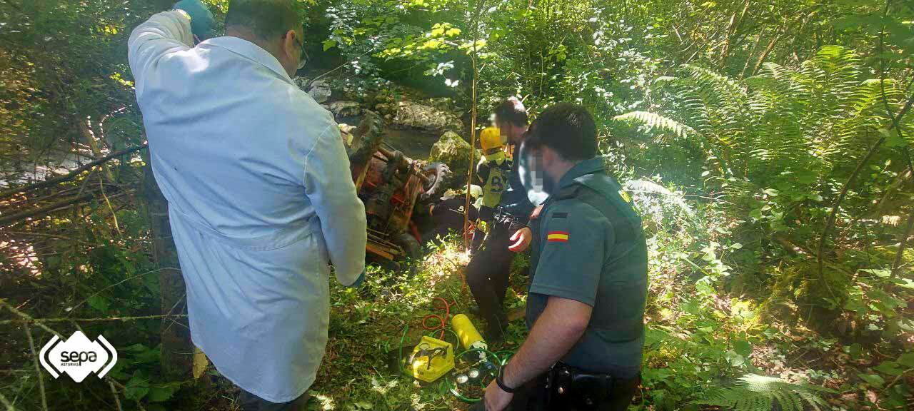 El hombre ha caído un río cuyo cuerpo fue excarcelado por Bomberos de Asturias.